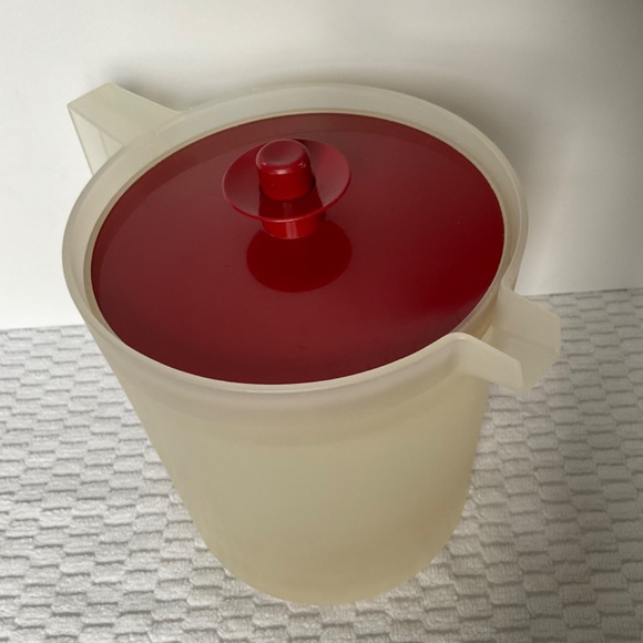 Vintage Tupperware Juice Pitcher with Push-button Lid - 1.5 Quarts - Picture 7 of 15